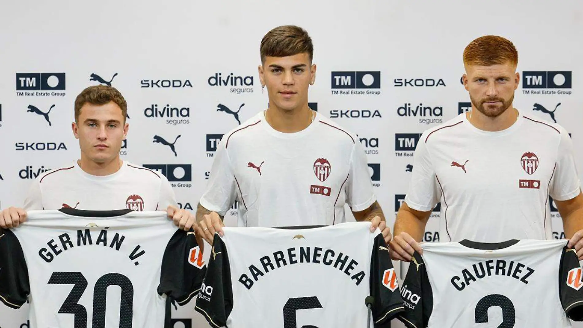 Los nuevos jugadores del Valencia CF, Maximiliano Caufriez (d), Enzo Barrenechea (c) y Germán Valera